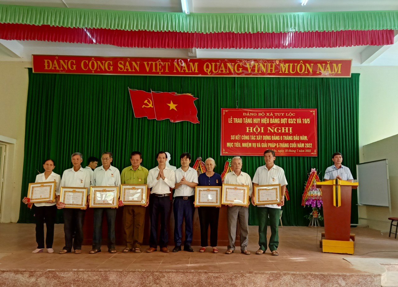  Đảng bộ xã Tuy Lộc tổ chức Lễ trao tặng huy hiệu đảng 60 năm, 55 năm, 50 năm, 45 năm, 30 năm tuổi đảng cho đảng viên  đợt 03/2 và đợt 19/5 năm 2022  và  sơ kết công tác xây dựng Đảng 6 tháng đầu năm; Triển khai nhiệm vụ 6 tháng cuối năm 2022